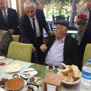 1 Ekim Dünya Yaşlılar Günü Nedeniyle Suluova Hacı Muammer Koca Huzurevi Yaşlı Bakım ve Rehabilitasyon Merkezi’nde Kalan Yaşlılarımız Onuruna Kahvaltı Programı Düzenlendi - fotoğraf 6