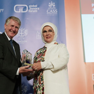 Emine Erdoğan Hanımefendi’ye Londra’da düzenlenen törenle “İnsani Hizmet Takdir Ödülü” verildi - fotoğraf 3