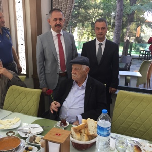1 Ekim Dünya Yaşlılar Günü Nedeniyle Suluova Hacı Muammer Koca Huzurevi Yaşlı Bakım ve Rehabilitasyon Merkezi’nde Kalan Yaşlılarımız Onuruna Kahvaltı Programı Düzenlendi - fotoğraf 7
