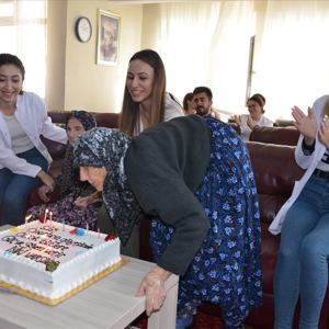 Dünya Yaşlılar Gününde 100 Yaşına Giren “Gülaver ve Fatma Teyzeye”  Doğum Günü Sürprizi - fotoğraf 2