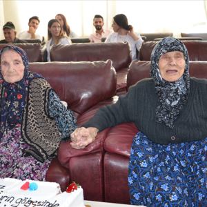 Dünya Yaşlılar Gününde 100 Yaşına Giren “Gülaver ve Fatma Teyzeye”  Doğum Günü Sürprizi - fotoğraf 3