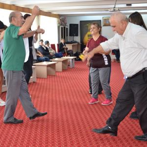 Dünya Yaşlılar Gününde 100 Yaşına Giren “Gülaver ve Fatma Teyzeye”  Doğum Günü Sürprizi - fotoğraf 9