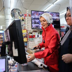 Aile ve Sosyal Hizmetler Bakanımız Göktaş, Brüksel'de çalıştığı aile marketinde 24 yıl sonra yeniden kasaya geçti - fotoğraf 1