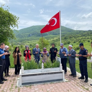 Aziz Şehitlerimizin Şehadet Yıldönümünde Kıymetli Aileleri ve Kabirleri Ziyaret Edildi - fotoğraf 2