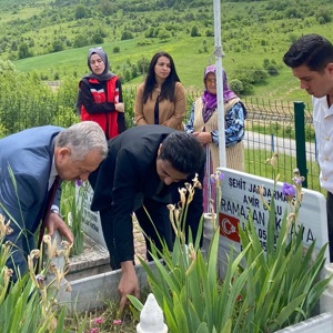 Aziz Şehitlerimizin Şehadet Yıldönümünde Kıymetli Aileleri ve Kabirleri Ziyaret Edildi - fotoğraf 4