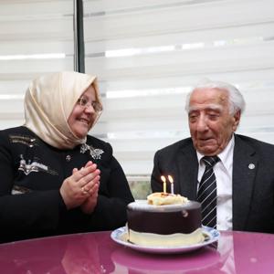 Bakan Selçuk, Dünya Yaşlılar Günü’nde Huzurevini Ziyaret Etti - fotoğraf 1