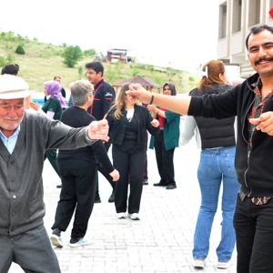 İlimiz yerel sanatçıları Müdürlüğümüze bağlı Hilmi-Hafize Evin Huzurevi Yaşlı Bakım ve Rehabilitasyon Merkezine ziyarette bulunarak müzik dinletisi gerçekleştirdi - fotoğraf 2