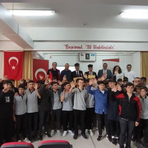 Vatan ve Kahramanlık Buluşmaları kapsamında Gazilerimiz Taşova Şehit Polis Ahmet Yaşar Meslek ve Teknik Anadolu Lisesi öğrencileri ile bir araya geldi. - fotoğraf 1