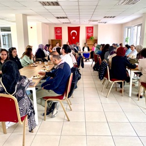 15-21 Mayıs Aile Haftası kapsamında, İl Müdürümüz Sayın Çiğdem AÇIKYILDIZ KAZEL kurumumuz bünyesinde çalışan bakım personellerimiz ile bir araya geldi. - fotoğraf 2
