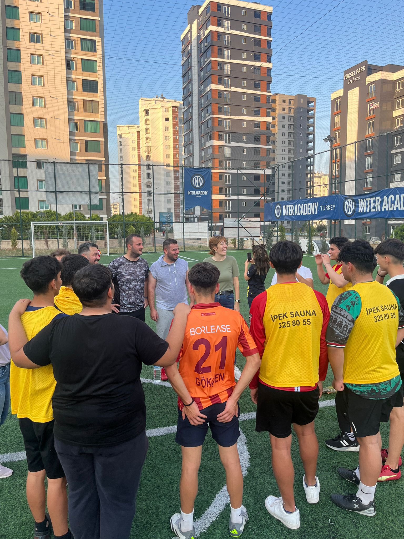 Canımız çocuklarımız ve personellerimiz bugün halı sahada beraberdi. Kıyasıya mücadele diyecektik lakin Çocuklarımız 15-4 yenmişler:)  Personellerimize geçmiş olsun diyerek çocuklarımızı tebrik ediyoruz 😊