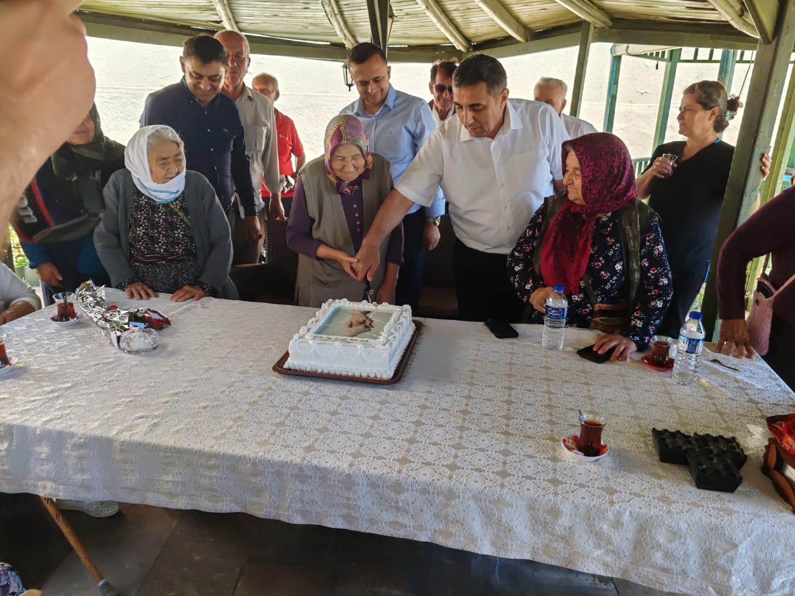 Silifke Kaymakamımız Abdullah ASLANER ile #SilifkeHuzurevi sakinlerimiz Taşucu Polis Lokalinde öğlen yemeğinde bir araya geldiler. Yaşlılarımızı  ağırlayan İlçe Emniyet Müdürlüğü ve polis memurlarına teşekkür ederiz.😊