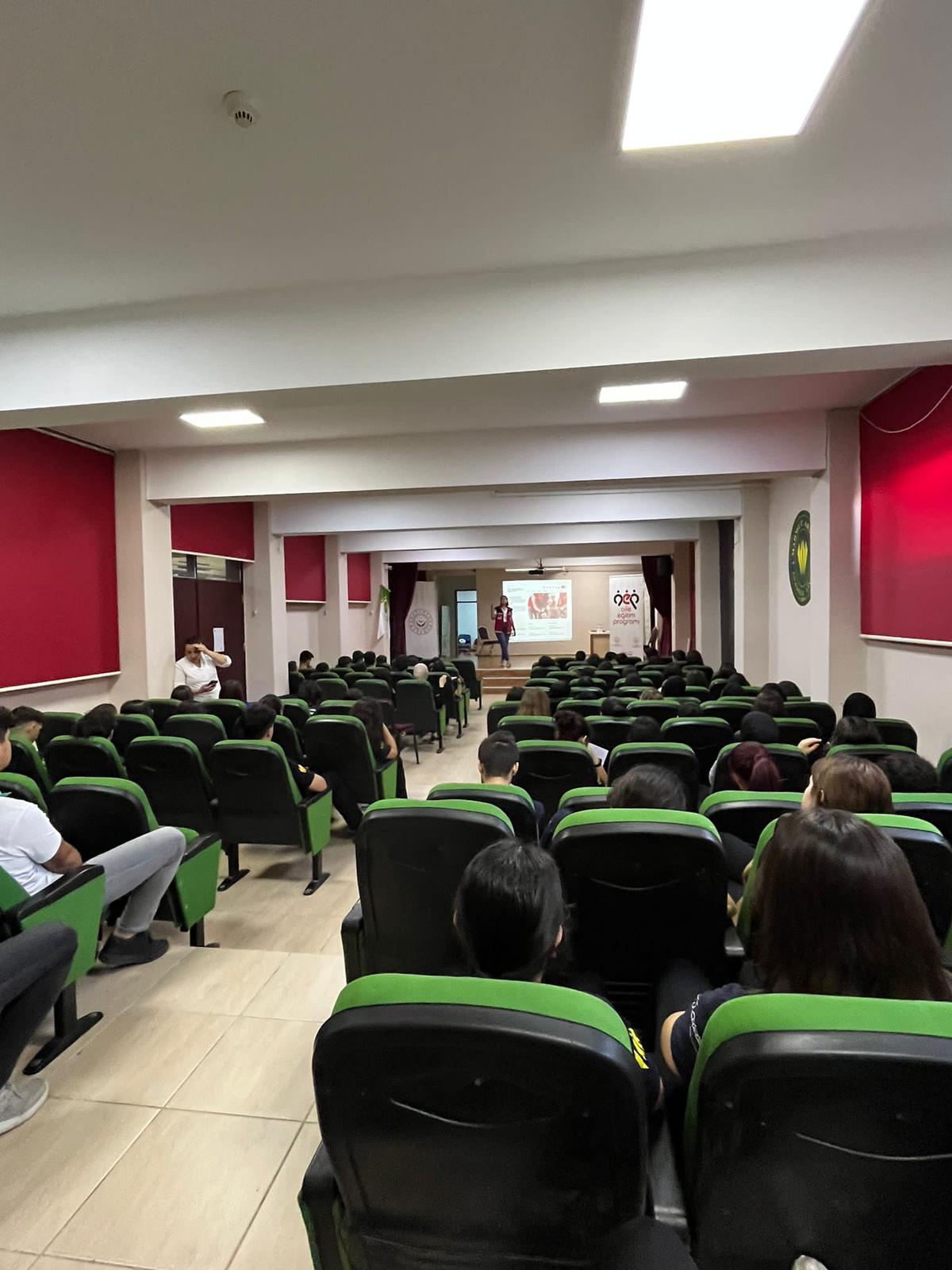 #YenişehirSHM tarafından Yenişehir Anadolu İmam Hatip Lisesi öğrencilerine ''Kadına Yönelik Şiddetle Mücadele, Erken Yaşta ve Zorla Evliliklerle Mücadele, #KADES ve Alo 183 '' konularında eğitim verildi.