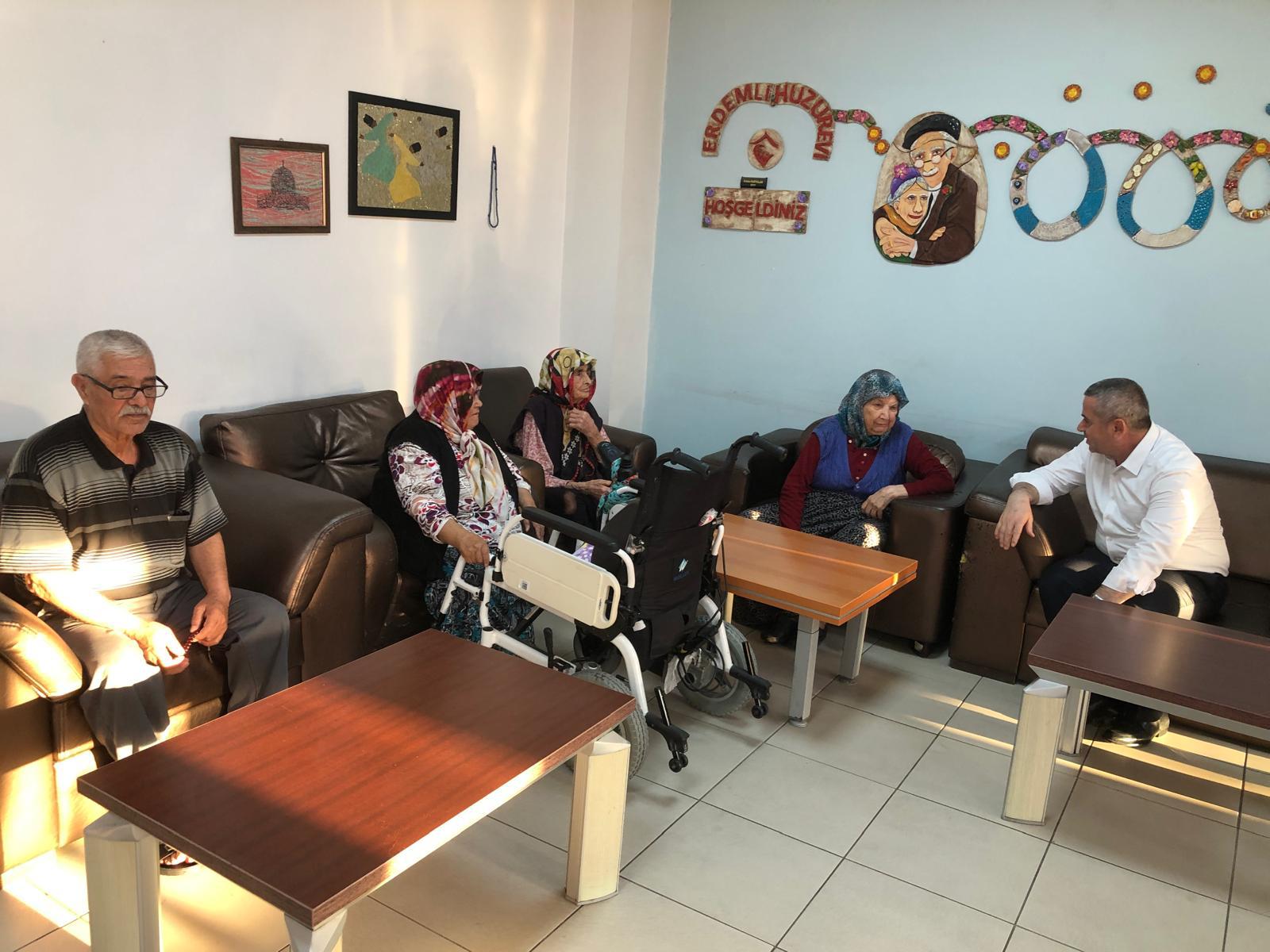 Dün ile bugün arasında köprü olan, tecrübeleri ile bize ışık tutan büyüklerimizi İl Müdürümüzle ziyaret ederek hayır dualarını aldık.     📍 Erdemli Huzurevi Yaşlı Bakım Ve Rehabilitasyon Merkezi
