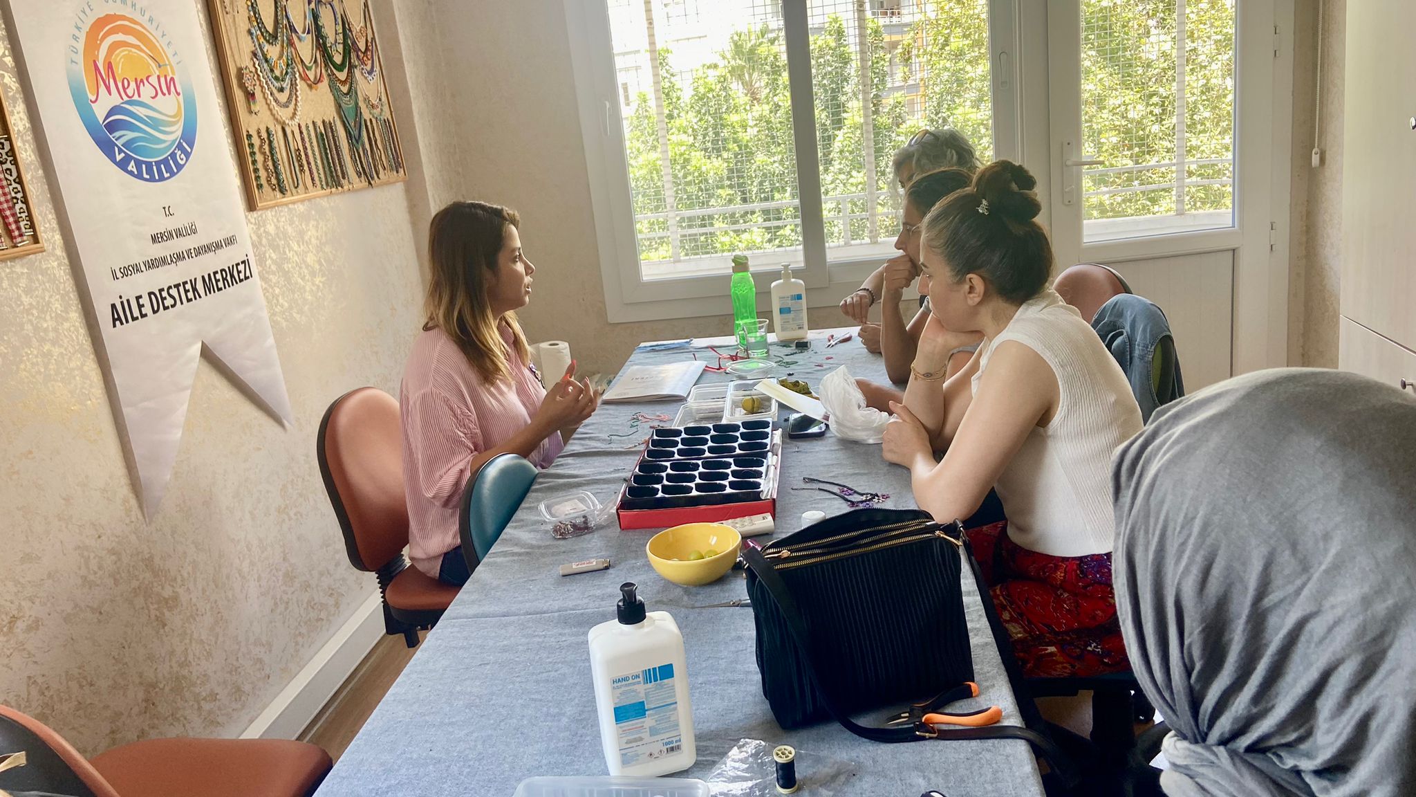 #YenişehirSHM Şiddetle Mücadele Birimi tarafından Aile Destek Merkezi (#ADEM) kursiyerlerine yönelik ''6284 Sayılı Kanun, Erken Yaşta ve Zorla Evliliklerle Mücadele hakkında eğitim düzenlendi. “#KADES” uygulaması ve #ALO183 hakkında bilgilendirme yapıldı.