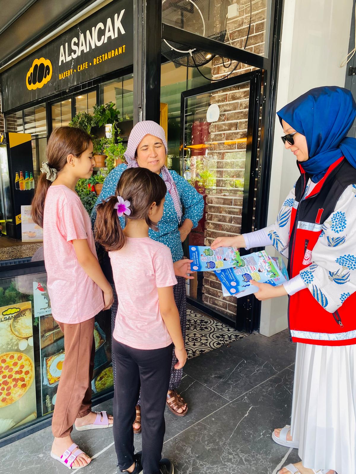 #ErdemliSHM tarafından 12 Haziran #DünyaÇocukİşçiliğiyleMücadeleGünü kapsamında #ÇocukHakları broşürü ve Bakanlığımızın çocuk dergisi dağıtımı yapılmış, farkındalık afişleri ilçenin işlek noktalara asılmış ve vatandaşlarımıza  bilgilendirme yapılmıştır.