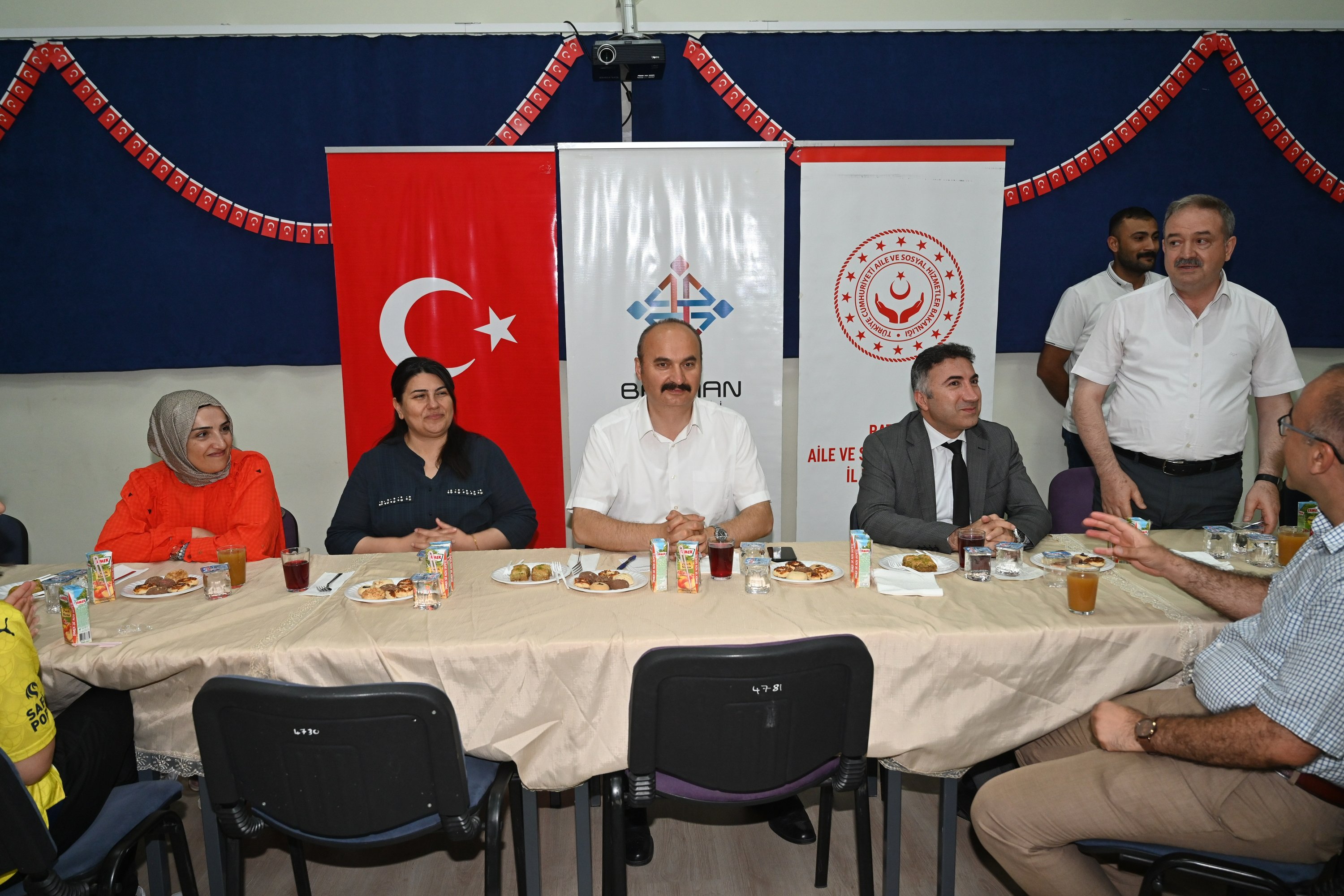 "Biz geleceğiz, Gelecek de Bizim"