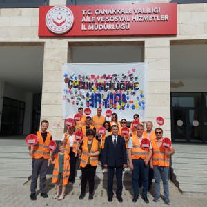 Dünya Çocuk İşçiliği İle Mücadele Günü Kapsamında İl Müdürlüğümüz Hizmet Binasına Afiş Asıldı. - fotoğraf 4
