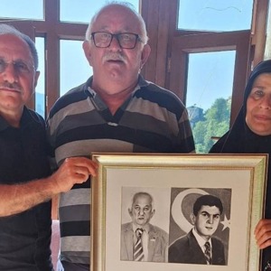 Genel Müdürlüğümüzün “BİR ÇERÇEVE İKİ KAHRAMAN” projesi kapsamında hazırlanan kara kalem çizim çalışmaları şehit ailelerimize takdim edildi.  - fotoğraf 7