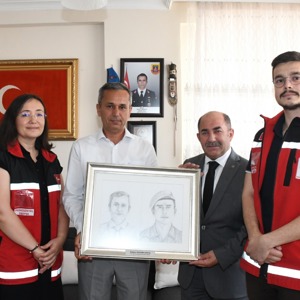 Genel Müdürlüğümüzün “BİR ÇERÇEVE İKİ KAHRAMAN” projesi kapsamında hazırlanan kara kalem çizim çalışmaları şehit ailelerimize takdim edildi.  - fotoğraf 3