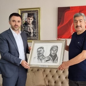 Genel Müdürlüğümüzün “BİR ÇERÇEVE İKİ KAHRAMAN” projesi kapsamında hazırlanan kara kalem çizim çalışmaları şehit ailelerimize takdim edildi.  - fotoğraf 4