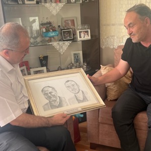 Genel Müdürlüğümüzün “BİR ÇERÇEVE İKİ KAHRAMAN” projesi kapsamında hazırlanan kara kalem çizim çalışmaları şehit ailelerimize takdim edildi.  - fotoğraf 6