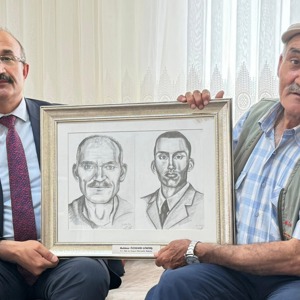 Genel Müdürlüğümüzün “BİR ÇERÇEVE İKİ KAHRAMAN” projesi kapsamında hazırlanan kara kalem çizim çalışmaları şehit ailelerimize takdim edildi.  - fotoğraf 9