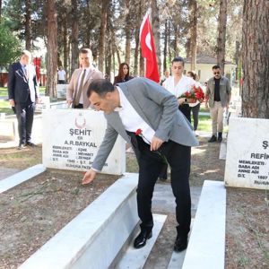 Valimiz Sayın Türker ÖKSÜZ, İl Müdürümüz Mustafa ÇAKIR, ilimiz protokolü ve şehit yakınlarımız ve gazilerimiz ile birlikte mübarek Kurban Bayramı dolayısıyla Burdur Şehitliğini ziyaret etti - fotoğraf 6