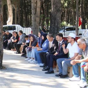 Valimiz Sayın Türker ÖKSÜZ, İl Müdürümüz Mustafa ÇAKIR, ilimiz protokolü ve şehit yakınlarımız ve gazilerimiz ile birlikte mübarek Kurban Bayramı dolayısıyla Burdur Şehitliğini ziyaret etti - fotoğraf 2
