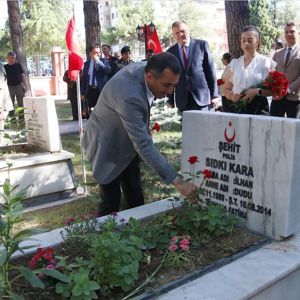 Valimiz Sayın Türker ÖKSÜZ, İl Müdürümüz Mustafa ÇAKIR, ilimiz protokolü ve şehit yakınlarımız ve gazilerimiz ile birlikte mübarek Kurban Bayramı dolayısıyla Burdur Şehitliğini ziyaret etti - fotoğraf 3