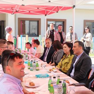 Valimiz Sayın Türker ÖKSÜZ eşi Meral ÖKSÜZ hanımefendi, İl Müdürümüz Mustafa ÇAKIR ve ilimiz protokolü Kurban Bayramı programı kapsamında Müdürlüğümüze bağlı Burdur Engelsiz Yaşam, Bakım Rehabilitasyon ve Aile Danışma Merkezi Müdürlüğümüzü ziyaret etti - fotoğraf 4