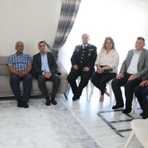 Valimiz Sayın Türker ÖKSÜZ eşi Meral ÖKSÜZ hanımefendi, İl Müdürümüz Mustafa ÇAKIR ve ilimiz protokolü Kurban Bayramı programının devamında aziz şehidimiz Sıdkı KARA’nın ailesini evlerinde ziyaret etti - fotoğraf 2