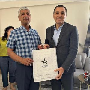 Valimiz Sayın Türker ÖKSÜZ eşi Meral ÖKSÜZ hanımefendi, İl Müdürümüz Mustafa ÇAKIR ve ilimiz protokolü Kurban Bayramı programının devamında aziz şehidimiz Sıdkı KARA’nın ailesini evlerinde ziyaret etti - fotoğraf 1