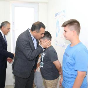 Valimiz Sayın Türker ÖKSÜZ eşi Meral ÖKSÜZ hanımefendi, İl Müdürümüz Mustafa ÇAKIR ve ilimiz protokolü Kurban Bayramı programı kapsamında Müdürlüğümüze bağlı Çocuk Evleri Koordinasyon Merkezi Müdürlüğüne bağlı çocuk evimizi ziyaret etti - fotoğraf 2