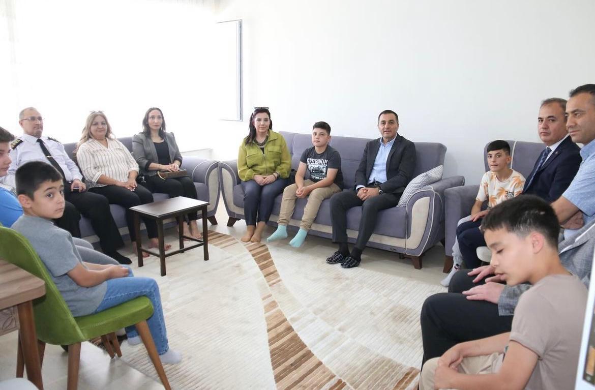 Valimiz Sayın Türker ÖKSÜZ eşi Meral ÖKSÜZ hanımefendi, İl Müdürümüz Mustafa ÇAKIR ve ilimiz protokolü Kurban Bayramı programı kapsamında Müdürlüğümüze bağlı Çocuk Evleri Koordinasyon Merkezi Müdürlüğüne bağlı çocuk evimizi ziyaret etti