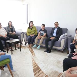 Valimiz Sayın Türker ÖKSÜZ eşi Meral ÖKSÜZ hanımefendi, İl Müdürümüz Mustafa ÇAKIR ve ilimiz protokolü Kurban Bayramı programı kapsamında Müdürlüğümüze bağlı Çocuk Evleri Koordinasyon Merkezi Müdürlüğüne bağlı çocuk evimizi ziyaret etti - fotoğraf 1