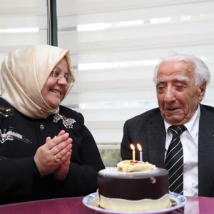 Aile, Çalışma ve Sosyal Hizmetler Bakanı Zehra Zümrüt Selçuk, 1 Ekim Dünya Yaşlılar Günü dolayısıyla Ankara’da 75. Yıl Huzurevi’ni ziyaret etti. - fotoğraf 2