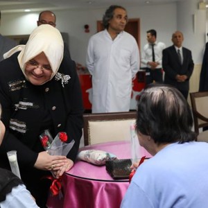 Aile, Çalışma ve Sosyal Hizmetler Bakanı Zehra Zümrüt Selçuk, 1 Ekim Dünya Yaşlılar Günü dolayısıyla Ankara’da 75. Yıl Huzurevi’ni ziyaret etti. - fotoğraf 7