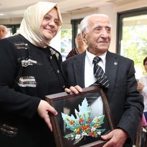 Aile, Çalışma ve Sosyal Hizmetler Bakanı Zehra Zümrüt Selçuk, 1 Ekim Dünya Yaşlılar Günü dolayısıyla Ankara’da 75. Yıl Huzurevi’ni ziyaret etti. - fotoğraf 3