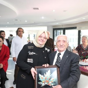 Aile, Çalışma ve Sosyal Hizmetler Bakanı Zehra Zümrüt Selçuk, 1 Ekim Dünya Yaşlılar Günü dolayısıyla Ankara’da 75. Yıl Huzurevi’ni ziyaret etti. - fotoğraf 4