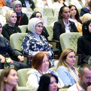 Emine Erdoğan Hanımefendi ve Bakanımız Mahinur Özdemir Göktaş, Gönül Elçileri ve koruyucu ailelerle bir araya geldi - fotoğraf 3