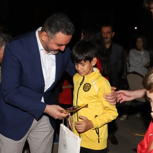 Aziz şehitlerimizin kıymetli evlatları, koruma altındaki çocuklarımız ve kuruluş bakımındaki engellilerimiz ile Milli Takım için tek yürek olduk. - fotoğraf 6