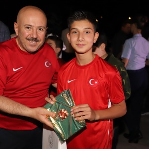 Aziz şehitlerimizin kıymetli evlatları, koruma altındaki çocuklarımız ve kuruluş bakımındaki engellilerimiz ile Milli Takım için tek yürek olduk. - fotoğraf 8