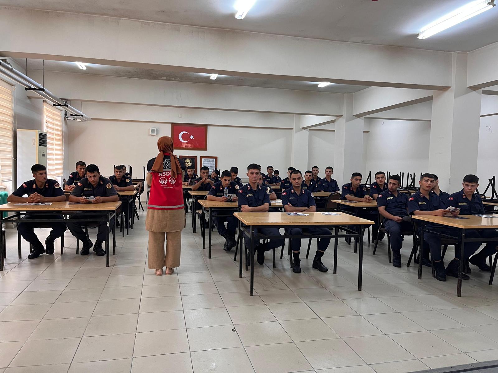 #TarsusSHM tarafından Tarsus Cezaevi Jandarma Tabur Komutanlığında görev yapan askerlere yönelik 6284 Sayılı Kadına Yönelik Şiddetle Mücadele Kanunu kapsamında farkındalık eğitimi  düzenlenerek #KADES kullanımı hakkında bilgilendirme yapıldı.