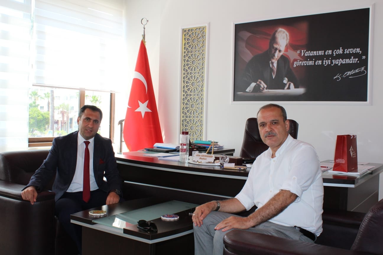 Aile Çalışma ve Sosyal Hizmetler İl Müdürümüz İlkay Türkoğlu ve Ortaca Ekşiliyurt Mahallesi Muhtarı İsa Topal, Ortaca Belediye Başkanı Alim Uzundemir'i makamında ziyaret etti.