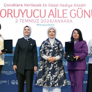 Emine Erdoğan Hanımefendi ve Bakanımız Mahinur Özdemir Göktaş, Gönül Elçileri ve koruyucu ailelerle bir araya geldi - fotoğraf 1