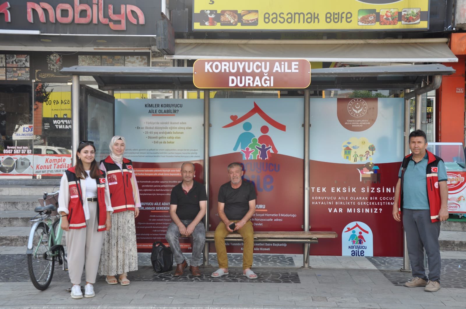 Koruyucu Aile Hakkında Tanıtımın Yer Aldığı Afişlerle Giydirilerek Koruyucu Aile Durağı Açıldı.