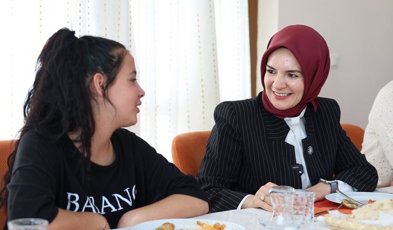 Minister Mahinur Özdemir Göktaş paid a visit for Eid al-Ain Tekirdağ