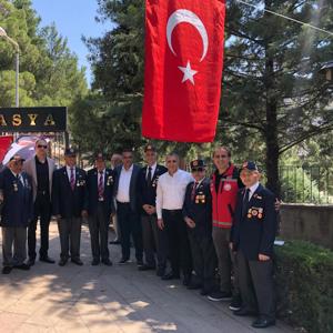Aziz Şehitlerimize dualar ederek mezarlarına çiçek bıraktık. - fotoğraf 3
