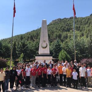 Aziz Şehitlerimize dualar ederek mezarlarına çiçek bıraktık. - fotoğraf 1