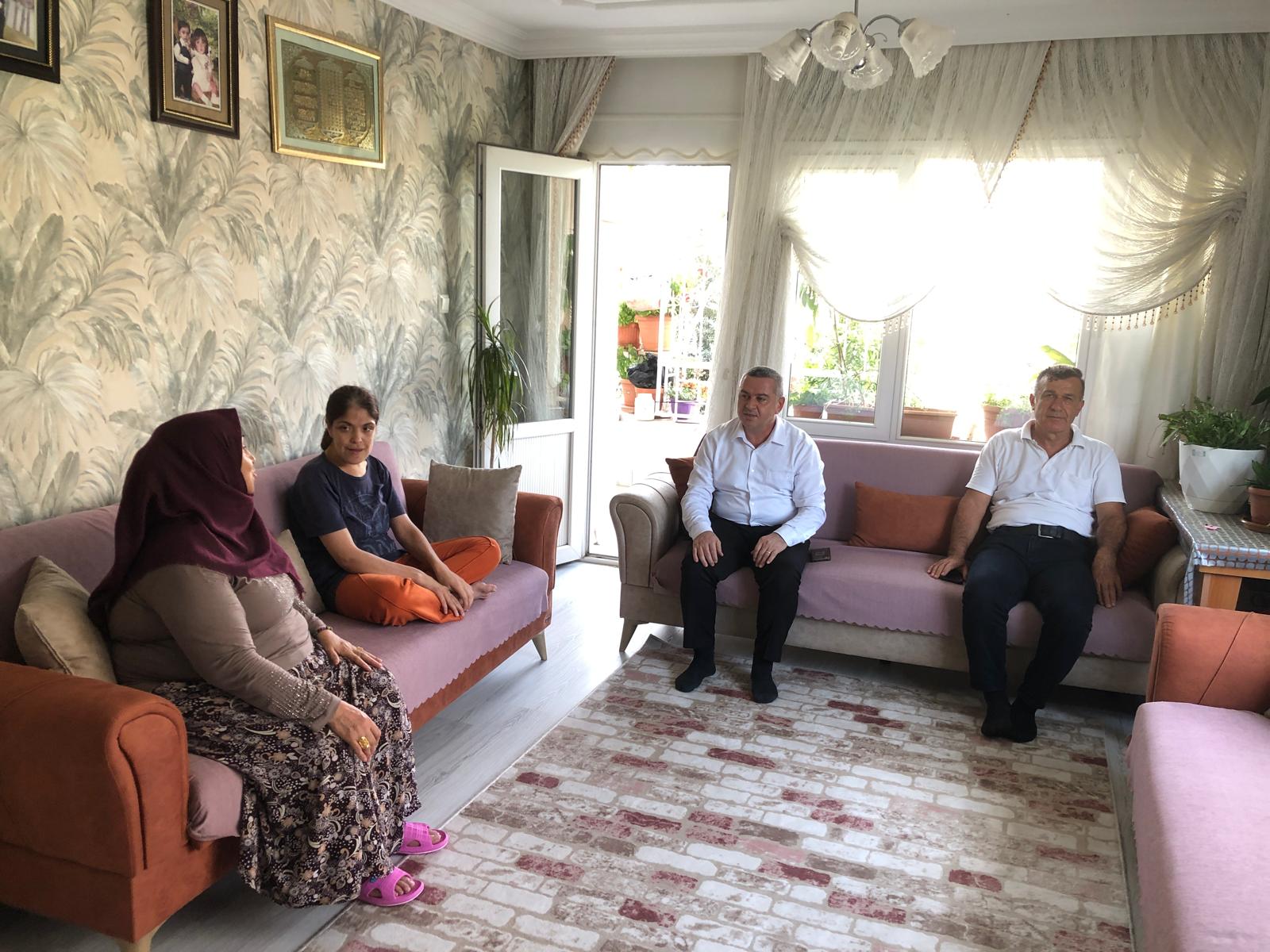 İl Müdürümüz Naci YILMAZ, 2006 yılında vatani görevini yaptığı Diyarbakır İli Silvan İlçesinde teröristlerce yola döşenen mayına askeri aracın çarpması sonucu şehit olan Er İbrahim Halil AKÇAKOCA'nın bizlere emaneti kıymetli ailesini ziyaret etti.